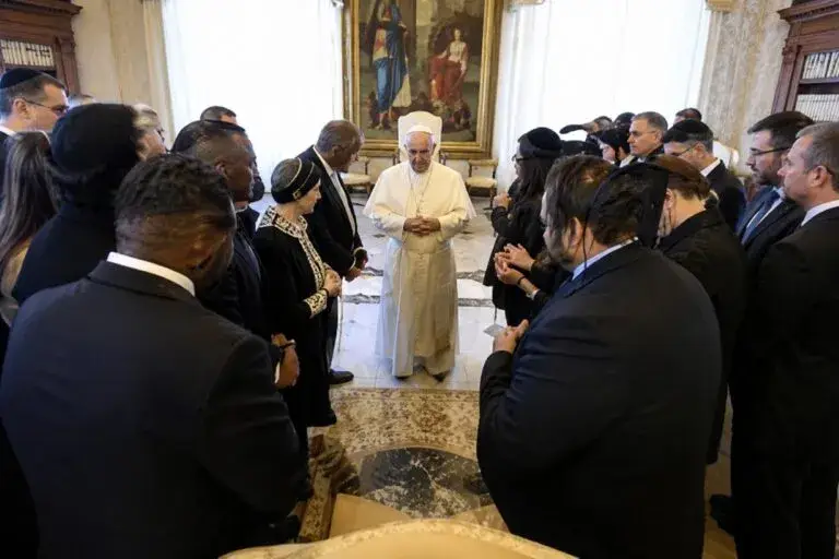 Papa León XIV recibe una kipá White Sox en un encuentro que destaca el diálogo interreligioso entre líderes de Chicago
