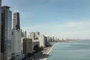 Clima en Chicago con temperaturas moderadas, cielo variable y posibilidad de lluvias durante la semana