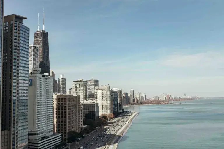 Clima en Chicago con temperaturas moderadas, cielo variable y posibilidad de lluvias durante la semana