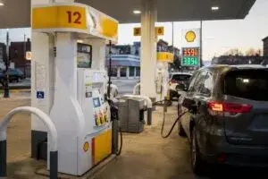Promoción de gasolina barata Chicago con combustible a 1.99 dólares por galón en estación Shell