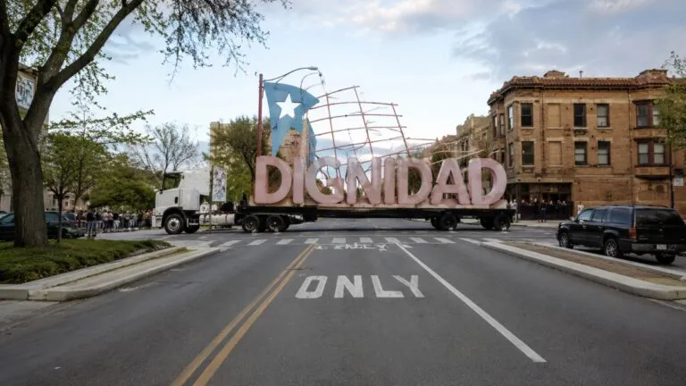 Dignidad Chicago con escultura monumental que reconoce a migrantes latinos en las calles de la ciudad
