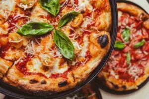 Pizza estilo pan de Chicago reconocida mundialmente por su calidad y producción limitada