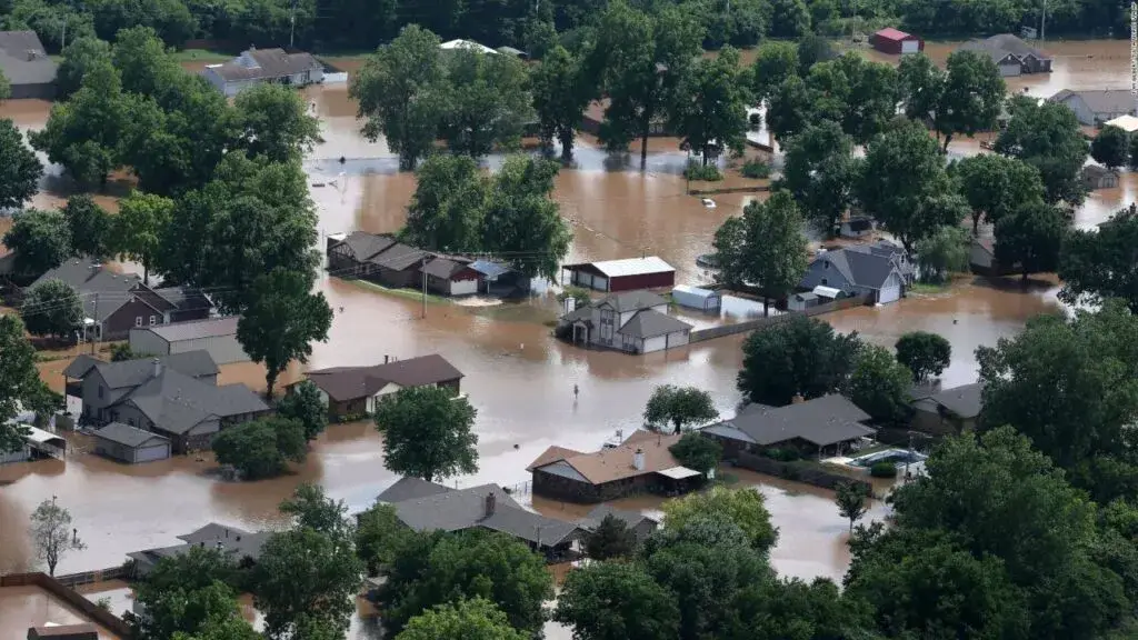 Héroes en medio de la tormenta: rescatan a niños durante inundaciones en Missouri