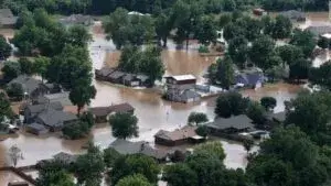 Héroes en medio de la tormenta: rescatan a niños durante inundaciones en Missouri