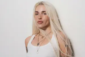 Karol G anunció invitadas especiales para algunas fechas de su gira internacional Viajando por el Mundo.