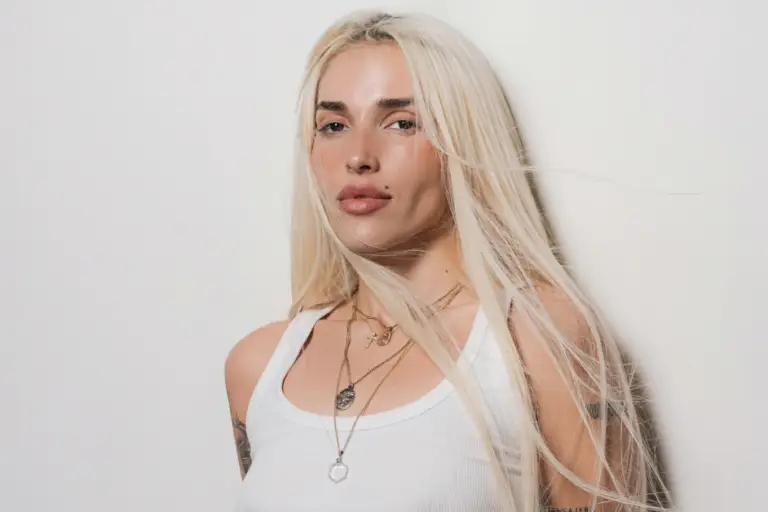 Karol G anunció invitadas especiales para algunas fechas de su gira internacional Viajando por el Mundo.