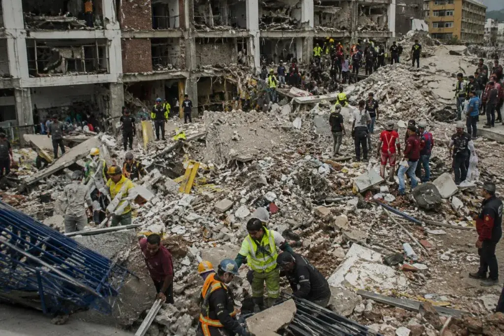 Voluntarios participan en un donativo Chicago para apoyar a las víctimas de los terremotos en Venezuela.