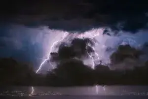 Chicago enfrenta cortes de energía tras severas tormentas con miles de clientes sin electricidad y trabajos de reparación.