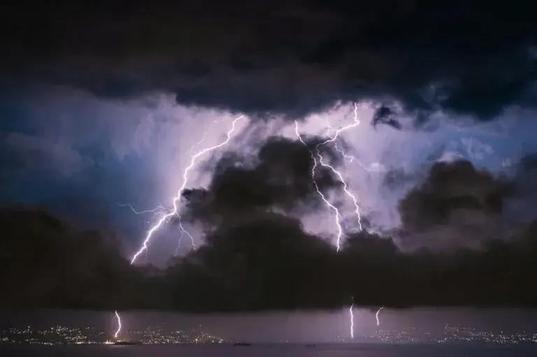 Chicago enfrenta cortes de energía tras severas tormentas con miles de clientes sin electricidad y trabajos de reparación.