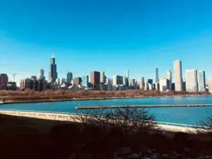 Clima en Chicago con cielo mayormente despejado y temperaturas agradables durante el inicio de la semana en Illinois.