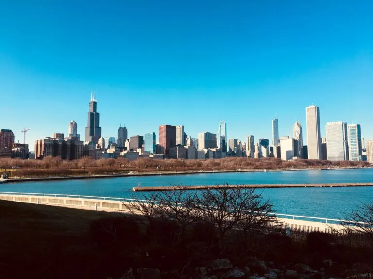 Clima en Chicago con cielo mayormente despejado y temperaturas agradables durante el inicio de la semana en Illinois.