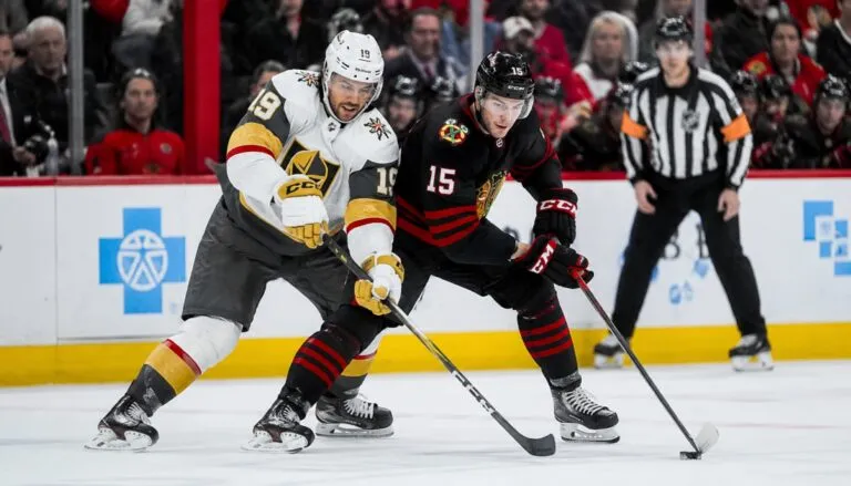 Cole Smith firma con los Chicago Blackhawks un contrato de tres años y 9 millones de dólares para fortalecer el equipo.