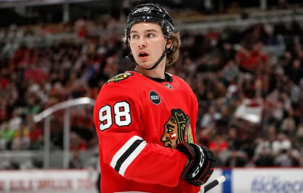 Connor Bedard tras firmar extensión con Chicago Blackhawks para continuar como figura del equipo en la NHL