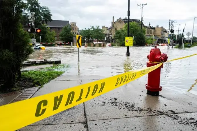 Equipos de emergencia realizan labores de búsqueda en un canal tras las inundaciones en Downers Grove.