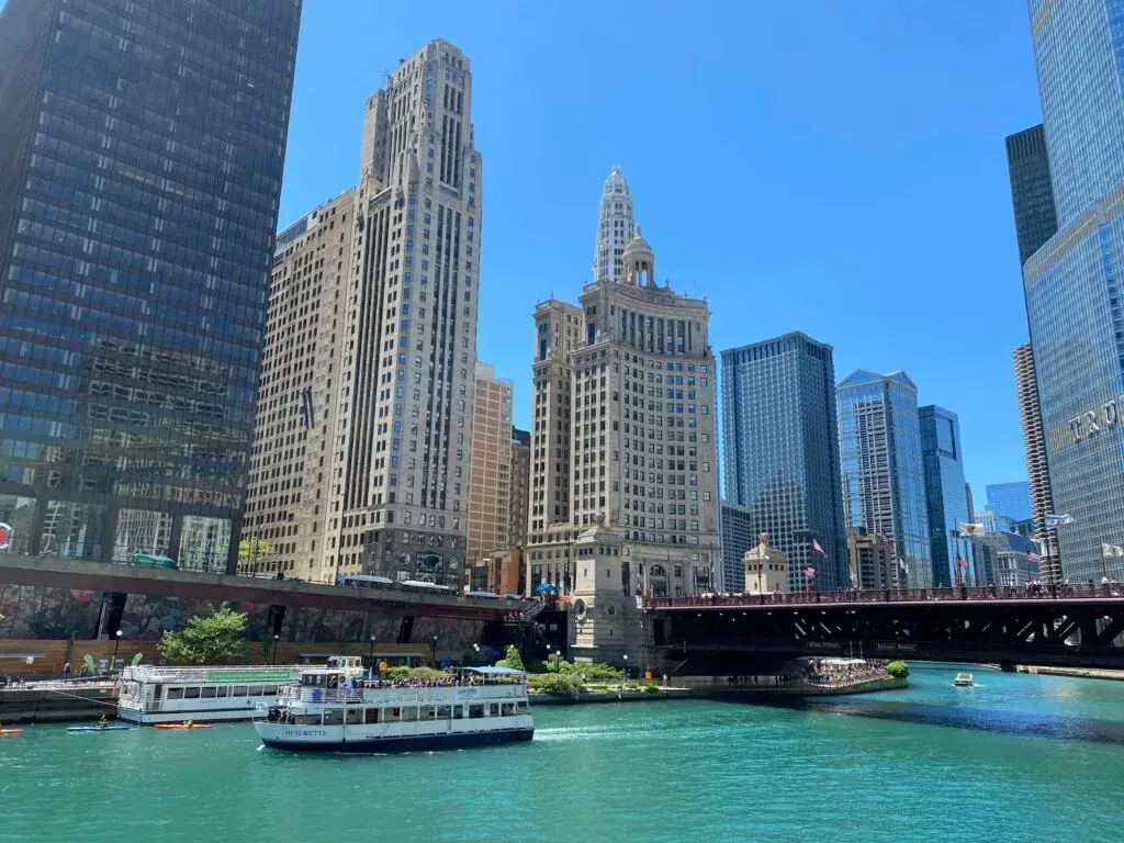 Clima en Chicago con cielo despejado y temperaturas agradables durante el fin de semana.