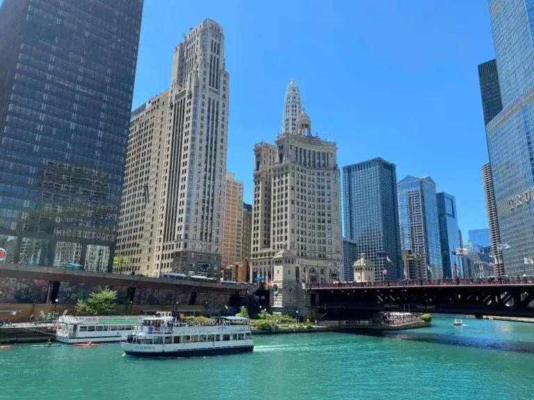 Clima en Chicago con cielo despejado y temperaturas agradables durante el fin de semana.