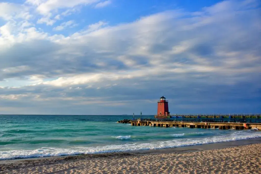 Saugatuck con playas de arena blanca y lago Michigan cerca de Chicago en Estados Unidos