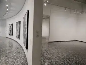 Esculturas hiperrealistas gigantes de Carole A. Feuerman instaladas en la Magnificent Mile de Chicago durante una exposición al aire libre.