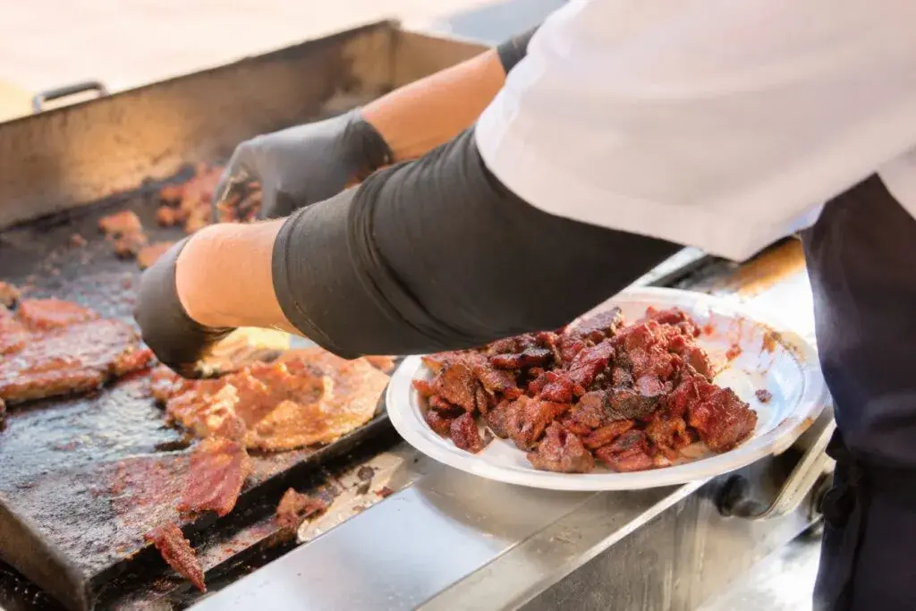 Taste of Chicago en Grant Park con comida, música y actividades gratuitas que celebran la diversidad cultural de Chicago.