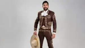 Gregorio Arreola interpreta 500 años de Acámbaro durante una presentación cultural para la comunidad latina en Chicago.