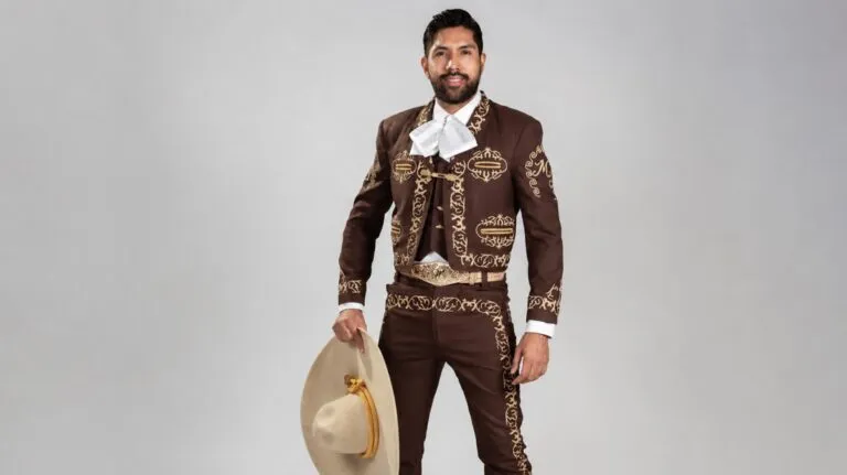 Gregorio Arreola interpreta 500 años de Acámbaro durante una presentación cultural para la comunidad latina en Chicago.