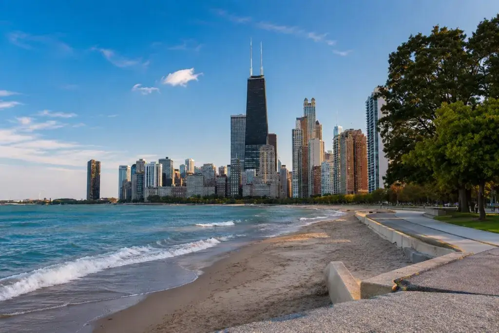 Playas de Chicago con revestimientos construidos con restos del Gran Incendio junto al lago Michigan