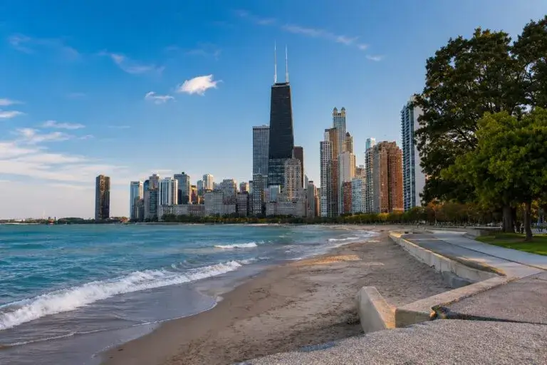 Playas de Chicago con revestimientos construidos con restos del Gran Incendio junto al lago Michigan