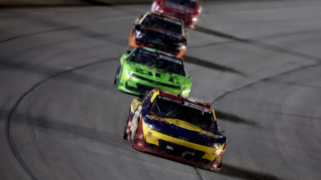 NASCAR en Chicagoland Speedway bajo lluvia intensa durante la jornada automovilística en Joliet, Illinois.