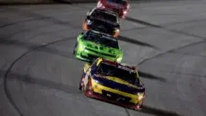 NASCAR en Chicagoland Speedway bajo lluvia intensa durante la jornada automovilística en Joliet, Illinois.