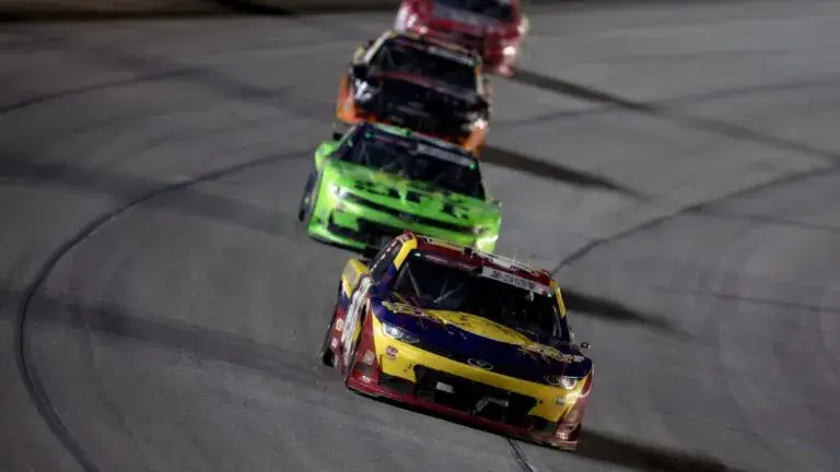 NASCAR en Chicagoland Speedway bajo lluvia intensa durante la jornada automovilística en Joliet, Illinois.