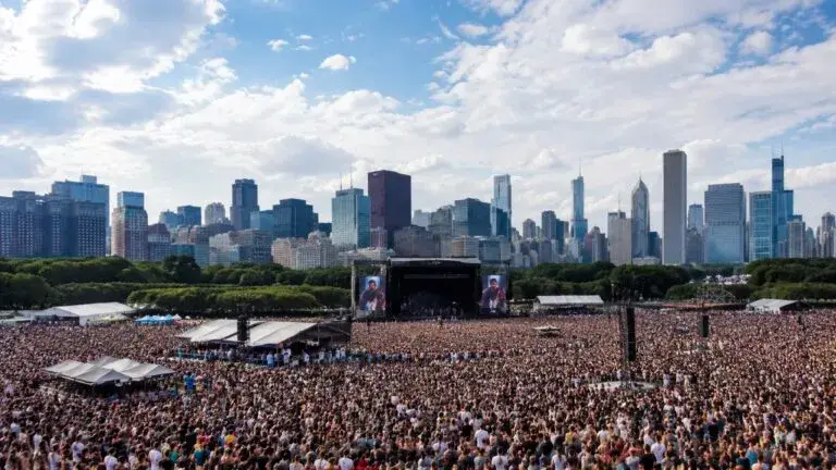 Lollapalooza Chicago en Grant Park con público y escenario principal durante la experiencia impulsada por Cenco Malls.