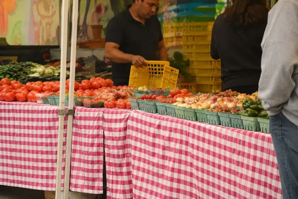 Mercado Glenwood en Chicago con productores locales, alimentos regionales y comercio comunitario sostenible durante su temporada 17.