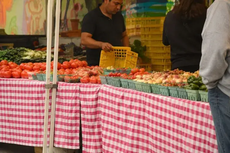Mercado Glenwood en Chicago con productores locales, alimentos regionales y comercio comunitario sostenible durante su temporada 17.