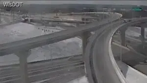 Equipos de emergencia trabajan junto a una camioneta accidentada cerca de las vías del tren en Chicago.
