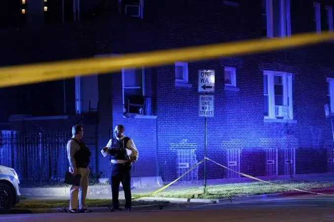 Patrullas de la Policía de Chicago resguardan una escena del crimen durante la noche.