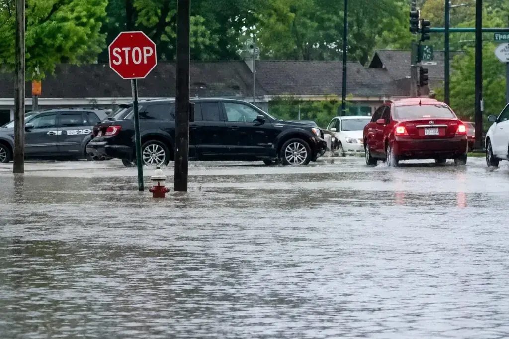 Alerta por inundaciones en Chicago por lluvias intensas y riesgo en calles durante nuevas tormentas del fin de semana.