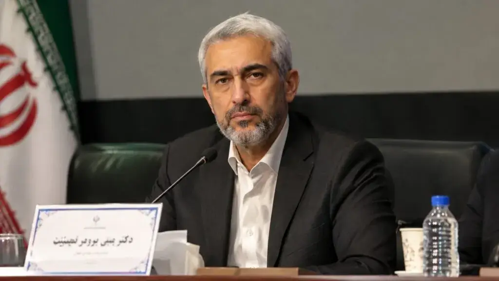 Ali Madanizadeh, doctorado en Chicago, dirige la economía de Irán ante sanciones, inflación y presión financiera.