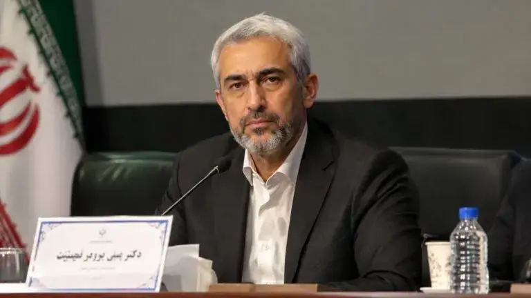 Ali Madanizadeh, doctorado en Chicago, dirige la economía de Irán ante sanciones, inflación y presión financiera.
