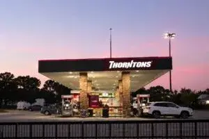 Robo armado en Brighton Park deja un hombre muerto en una gasolinera de Chicago