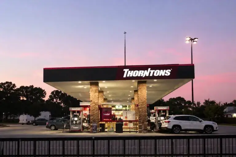 Robo armado en Brighton Park deja un hombre muerto en una gasolinera de Chicago