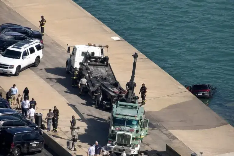 Auto en lago Michigan moviliza a equipos de emergencia en Streeterville, Chicago