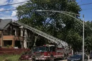 Incendio en Chicago deja cuatro bomberos heridos mientras equipos de emergencia trabajan frente a una vivienda.