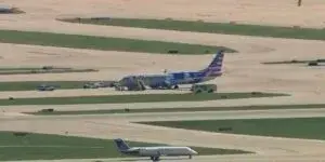 Avión de American Airlines sufrió daños en dos neumáticos durante su aterrizaje en el Aeropuerto O’Hare de Chicago.
