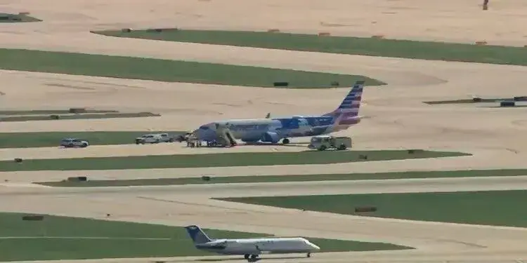 Avión de American Airlines sufrió daños en dos neumáticos durante su aterrizaje en el Aeropuerto O’Hare de Chicago.