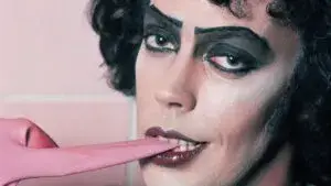 Tim Curry como Dr. Frank-N-Furter en The Rocky Horror Picture Show, personaje que se convirtió en un icono de la cultura pop.