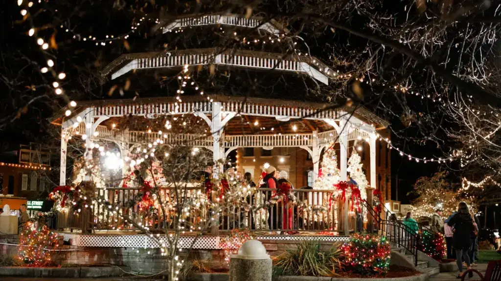 Carlinville Illinois, una de las ciudades navideñas de Hallmark 2026, con su plaza histórica decorada para Navidad.