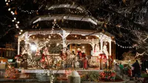 Carlinville Illinois, una de las ciudades navideñas de Hallmark 2026, con su plaza histórica decorada para Navidad.