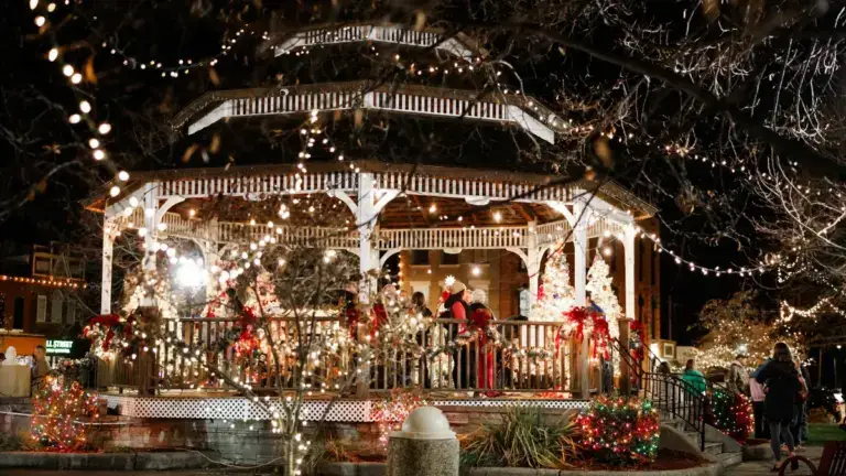 Carlinville Illinois, una de las ciudades navideñas de Hallmark 2026, con su plaza histórica decorada para Navidad.