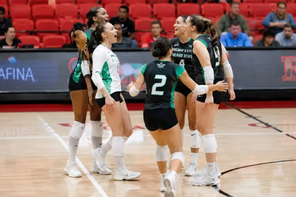 Chicago State enfrenta a North Dakota en un partido de voleibol femenino universitario disputado en Seattle.