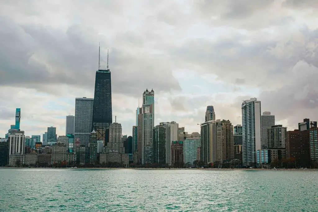 Clima en Chicago con posibles lluvias, temperaturas frescas y oleaje en el lago Michigan.